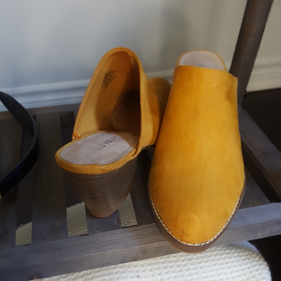 Old navy faux suede heels - Picture 4 of 4